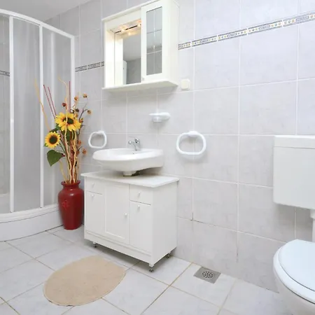 Two-bedroom Okrug Gornji With Sea View 08